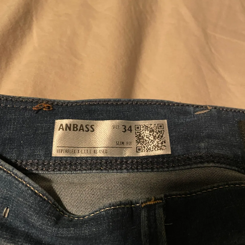 Jag säljer nu mina Replay jeans eftersom de är för små för mig. Kvaliteten är 9/10 då jag knappt har använt dem. Size 34. Inga defekter.. Jeans & Byxor.