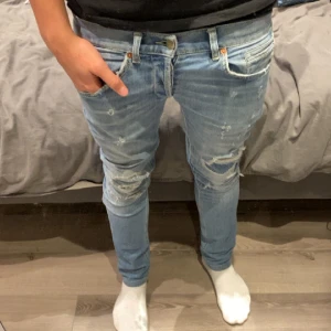 Dondup Jeans  - Tja, säljer dessa feta Dondup George till ett bra pris. Inköpta nyligen och är till ett bra skick, 9/10. Köptes för 3099kr mitt pris endast 1029kr. Bara o skriva om ni har några frågor elr funderingar!