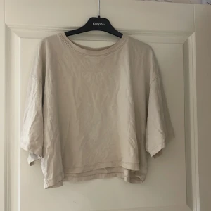 T-shirt  - T-shirt i storlek M och i mycket gott skick 