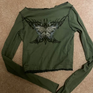 Croppad tröja y2k - Croppad grön tröja med salladskanter och tryck. Aldrig använd. Ärmarna är långa✨
