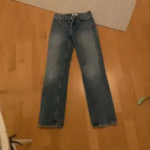 Midwaist straightleg jeans från zara i jättefint skick utan några defekter. Säljer pga av att de inte är i använding. Fråga för fler bilder och mått. Köparen står för frakten🩷