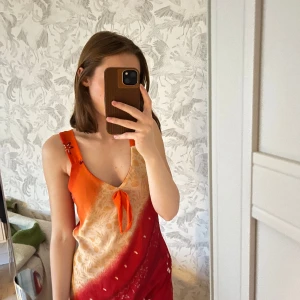 Klänning - Superfin mönstrad klänning i varma färger🔥Det är två lager tyg vilket gör att den faller fint. Klänningen är köpt second hand utan någon lapp så märket är okänt.