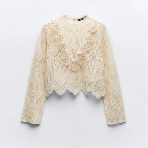 Spetsblus  - Spetsblus från zara som bara är använd en gång☺️