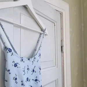 Blommigt linne - Linne med kytning i bak