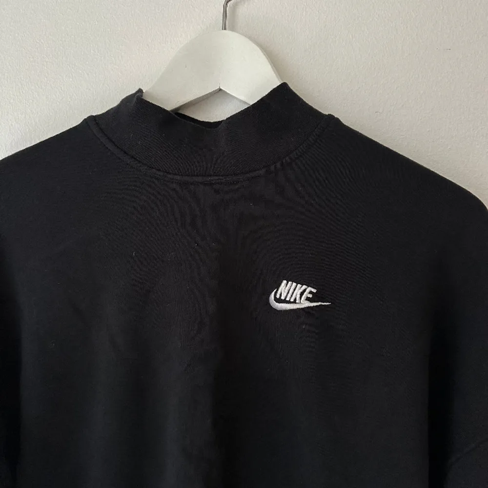 Jättefin Croppad svart sweater från Nike. Storlek S. Sparsamt använd. Hittar inget att anmärka på.  Material: 80% cotton, 20% polyester.  Djur- och rökfritt hem.. Hoodies.