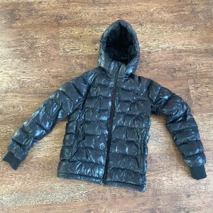 Peak performance vinterjacka  - Mycket varm och skön vinterjacka från peak performance. Stl 160 och passar dig i stl xs.  Jackan är i nyskick förutom en liten reva på baksidan av ärmen. Skräddare har täckt med textiltejp, inget som syns när den sitter på. Se bild. 