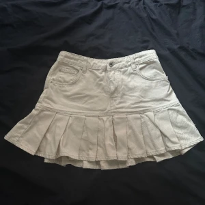 Pleated kjol - Krämfärgad pleated kjol i denim.