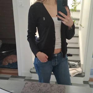 Svart kofta - Svart kofta med inbrodering vid bröstet. Använd fåtal gånger och i nyskick.❤️❤️