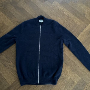 Soft Goat - Säljer denna soft goat tröja i storlek M, den är använd ett fåtal gånger och är i väldigt bra skick. Skriv vid frågor!