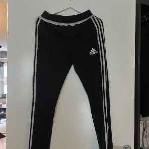 Adidas byxor - Ett par klassiska Adidas byxor, storlek 164 så funkar som XS/S.
