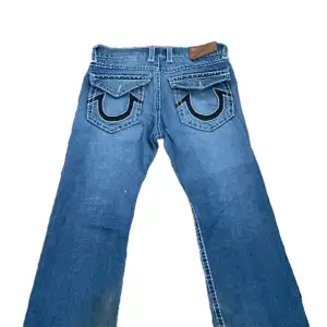 Väldigt baggy jeans 🫶🏻 säljer pga att de inte är min stil längre och de är lite för stora på mig. I hälen är dom väldigt slitna men det syns knappt när man har de på sig. Använt ett par gånger själv💕