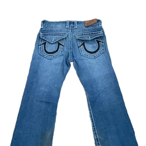 Baggy true religion  - Väldigt baggy jeans 🫶🏻 säljer pga att de inte är min stil längre och de är lite för stora på mig. I hälen är dom väldigt slitna men det syns knappt när man har de på sig. Använt ett par gånger själv💕