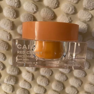 Caia ansiktsmask  - Caia red carpet face mask 145 kr Borste f21 115 kr Båda oanvända Allt för 200 kr