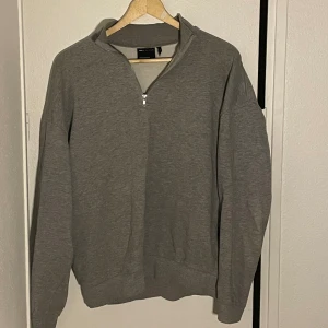 Half zip grå - Säljer min gråa half zip från asos, knappt använd och inga tydliga tecken på användning.  Öppen för prisförslag!!