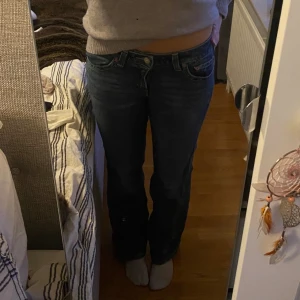 Lågmidjade jeans med fickor - Super super snygga lågmidjade mörkblåa Levis jeans med snygga fickor på baksidan!!❤️ köpte de förra sommaren för runt 1500. Kom privat för midjemått eller innerbenslängd