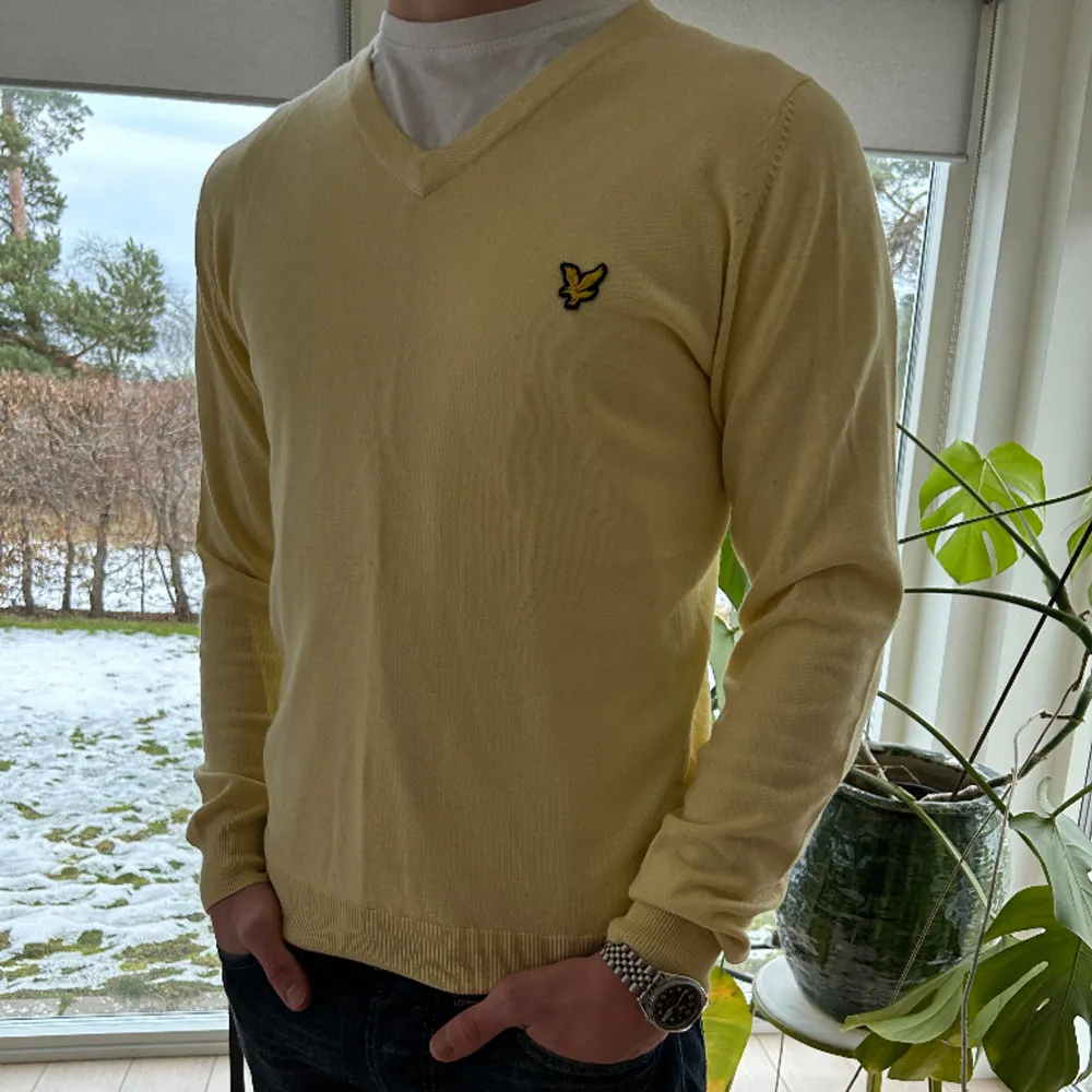 Grischig gul vringad lyle and skott vintage tröja i 100% bomull! 10/10 skick aldrig använd. Hör av er vid frågor . Tröjor & Koftor.