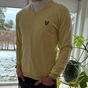 Grischig gul vringad lyle and skott vintage tröja i 100% bomull! 10/10 skick aldrig använd. Hör av er vid frågor 
