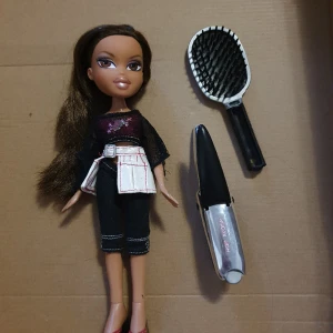 Bratz Fashion Stylistz Yasmin docka 2007 - Bratz docka Yasmin från 2007 Fashion Stylistz. Skick enligt bilder! 