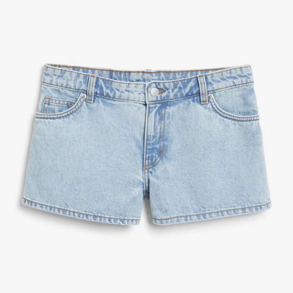 Säljer dessa fina shorts från Monki. Aldrig använda. Köpt för 250 och säljer för 90. Storlek 25w💕💕. Shorts.