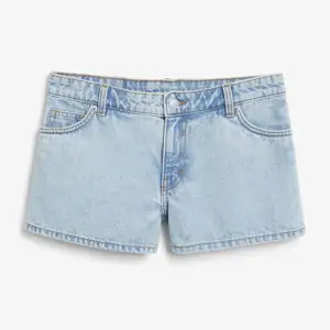 Säljer dessa fina shorts från Monki. Aldrig använda. Köpt för 250 och säljer för 90. Storlek 25w💕💕