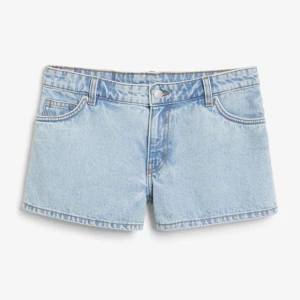 Low waist shorts - Säljer dessa fina shorts från Monki. Aldrig använda. Köpt för 250 och säljer för 90. Storlek 25w💕💕