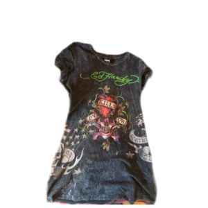 Ed Hardy t-shirt - Storlek m mne jag som är xs kan ha den men den e lite lång, bra material väldigt stretchig