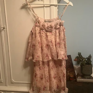 Blommig volangklänning - Köpt second hand men aldrig använd av mig, i toppenskick!💕