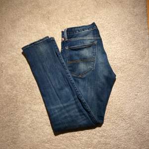 Säljer nu dessa sjukt snygga jeansen från Raulph Lauren i grymt bra skick. Jeansen är i storlek 31/32. Modellen på bilden är 176cm och väger 66kg! Pris kan diskuteras vid snabb affär.  Hör gärna av dig vid minsta lilla fundering eller fråga! 😃