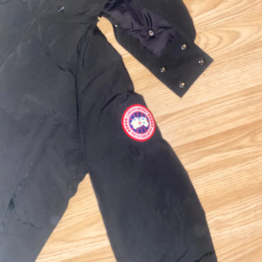 En svart canada goose jacka som är armlängd, är i xs med passar även S/M, funkar för både tjejer och killar. Fick den i födelsedagspresent (inte min stil). Aldrig använd. Påse, paket, taggar medföljer. Pälsen ingår. Skriv vid intresse och frågor💛. Jackor.