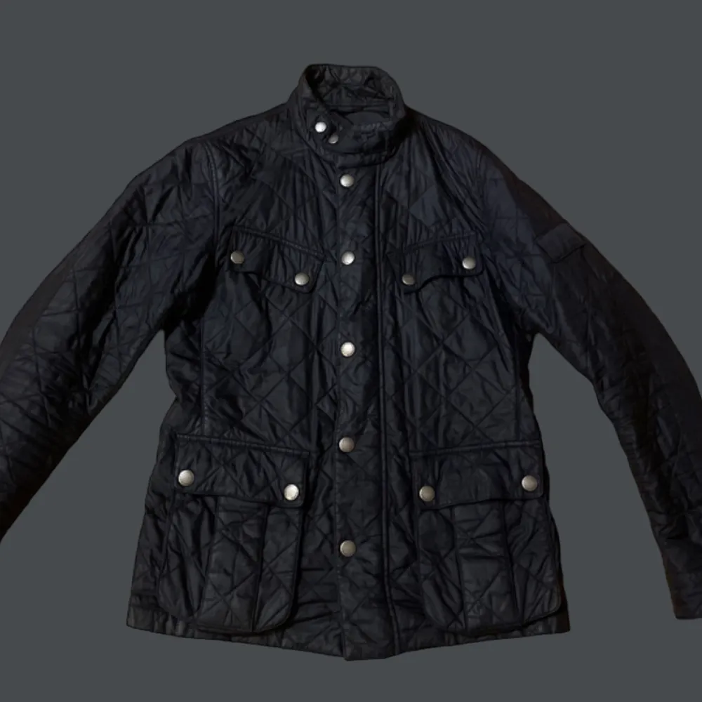 Barbour field jacket mörkblå storlek S! Mycket fint skick✅ Nypris 2400kr, säljs för endast 649kr❗️❗️. Jackor.