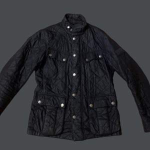 Barbour field jacket mörkblå storlek S! Mycket fint skick✅ Nypris 2400kr, säljs för endast 649kr❗️❗️