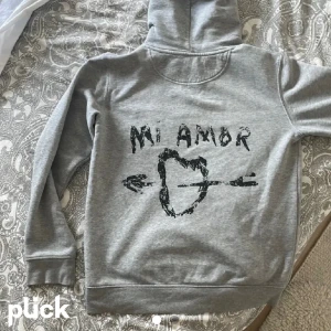 Mi Amor hoodie - Säljer min fina mi Amor hoodie, i helt perfekt skick! Har även fri frakt i 7 dagar framåt (från och med 5 jan)  Kontakta för frågor eller fler bilder💓
