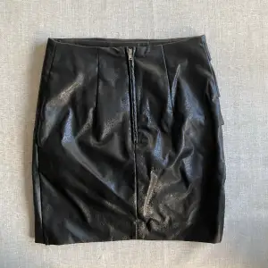 Draperad kjol från H&M. Sann till storlek, inga defekter. Hör gärna av er vid frågor :)
