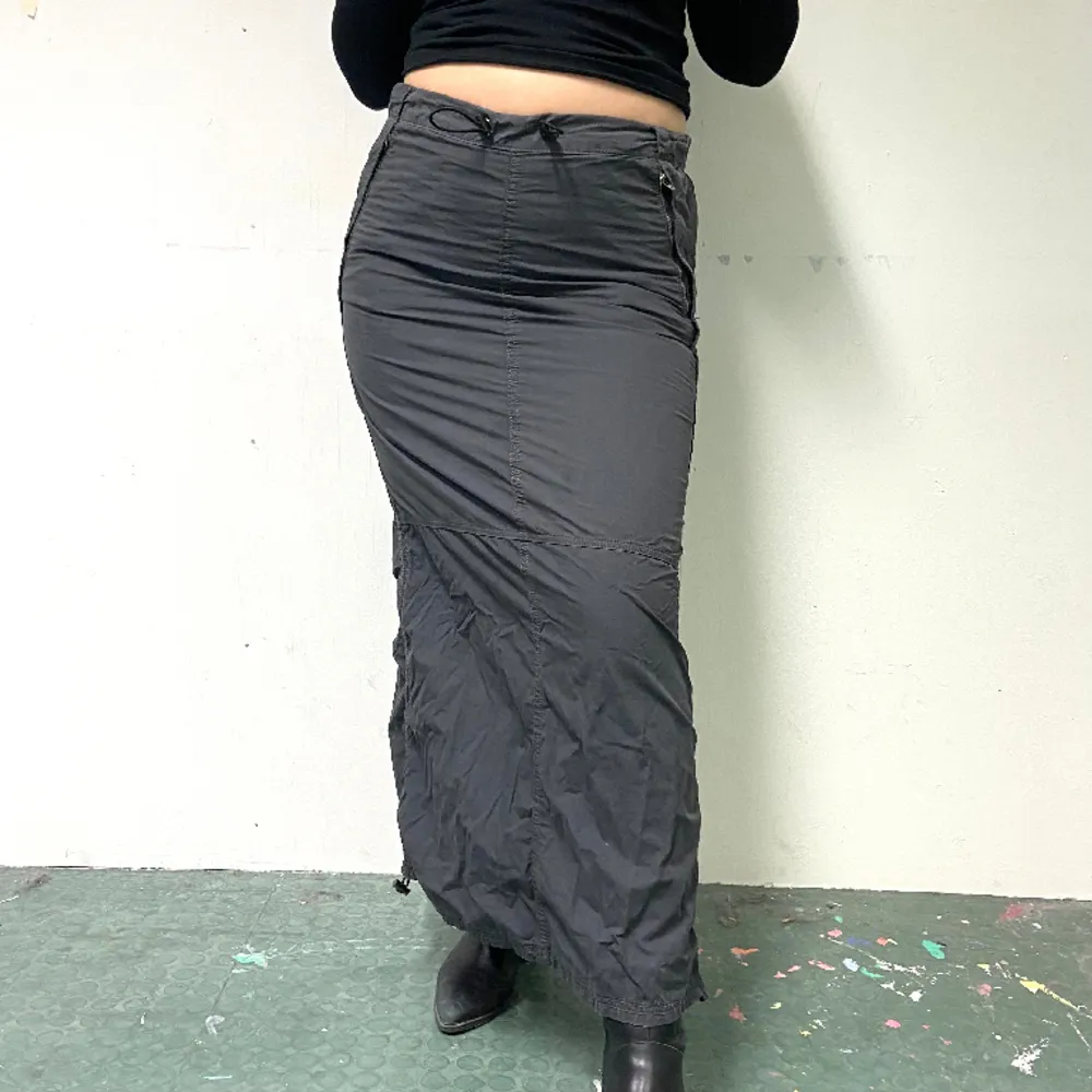 Maxi cargo kjol från Urban Outfiters. Skjuster bar midja och längd. Två fickor och ett slut på baksidan. Modellen är 165. Kjolar.