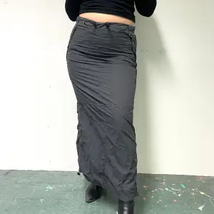 Maxi cargo kjol från Urban Outfiters. Skjuster bar midja och längd. Två fickor och ett slut på baksidan. Modellen är 165