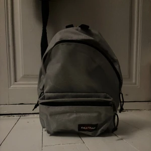 Väska  - Helt ny med prislapp. Köpt från Sellpy, inga fläckar eller liknande! En lite mindre väska