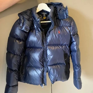 Ralph Lauren jacka - Säljer min Ralph Lauren jacka i storlek 16 years.