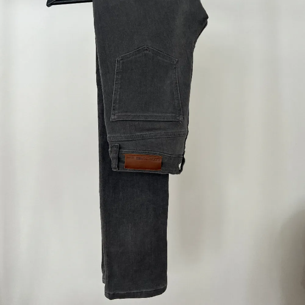 Gråa skinny lexington jeans 🤍 Superfina och endast använda en gång!  Skriv om ni vill ha fler bilder 🧸 Ansvarar ej för postens slarv 💗. Jeans & Byxor.