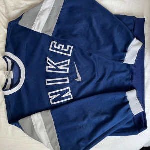 Nike Sweatshirt - Nike sweatshirt köpt på second hand  Har ett par dragna trådar, se bild  