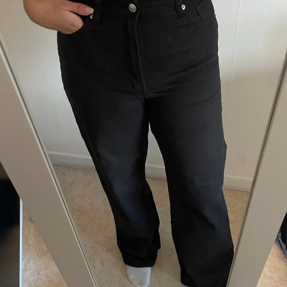 Svarta vida jeans från H&M i storlek 40!🖤. Jeans & Byxor.