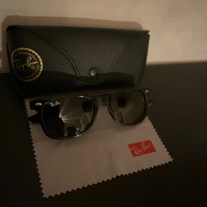 Rayban solglasögon  - Tjena! Säljer nu ett par Rayban solglasögon. I gott skick och utan defekter/skador. 13 cm mellan bågarna. Hör av er vid fler frågor eller funderingar!
