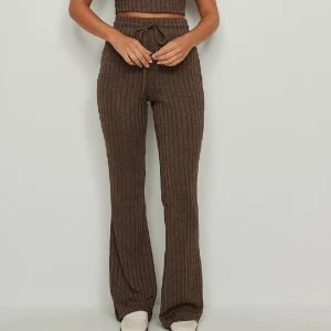 NAKD byxor - Fina NAKD trousers i storlek x-small som var lite för stora för mig. Dem va perfekt längd jag är 168cm. Använda en gång.