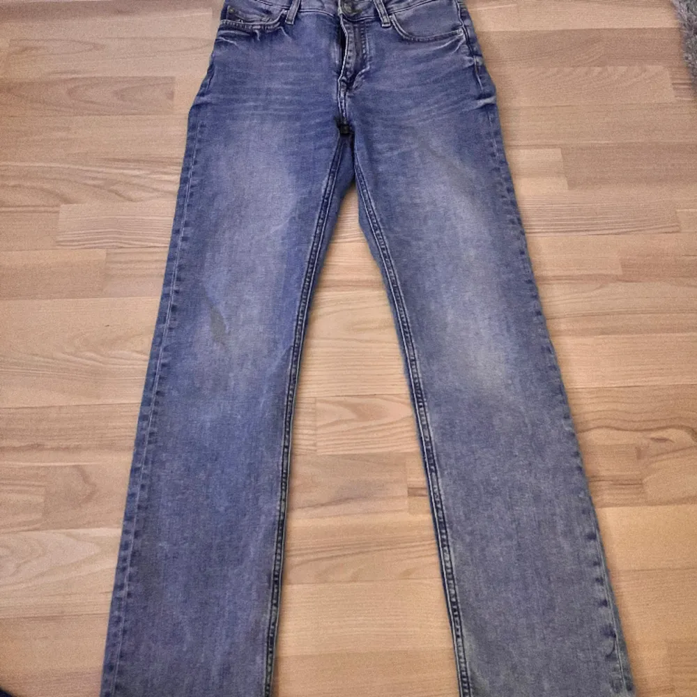 Jeans från J.Lindeberg. Köpta från outlet, nya från fabrik, bra skick. Mid Rise bootcut/straight  Kom privat för mått/fler bilder!!  (Modellen är ca 150 lång). Jeans & Byxor.