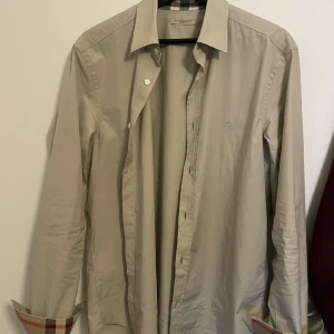 Burberry  - Super bra skick använd fåtal gånger  Size L och såklart Äkta
