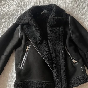 Jacka  - Säljer min fina jacka som ej kommer till användning som är i storlek M. Den är vi bra skick💕