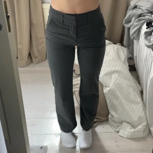 Kostymbyxor  - Från madlady i längden short! Sista bilden hade jag storlek xxs/xs och på de andra har jag storlek s och nu sitter de lite väl tajt tyvärr 🫶