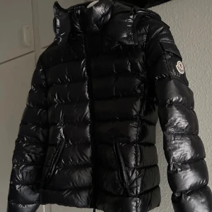 Moncler Bady - Säljer nu min fina moncler då den blivit för liten. Storlek 0 motsvarande XS.  EJ INTRESSERAD UTAV BYTE!