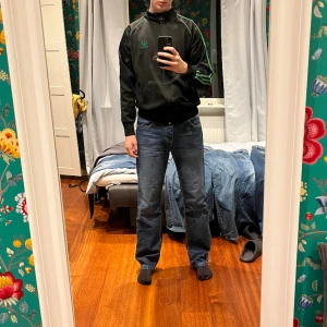 Straight leg element jeans - Straight leg jeans från 2010 av element. Jag är 188 och de hänger över skorna.  Byxorna är lite slitna längst ner, eftersom byxorna släpats i marken men det finns inga som helst andra defekter! Hör av dig ifall du har några frågor