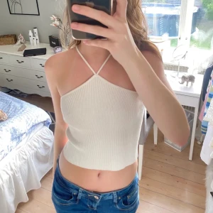 Zara linne - Super snyggt zara linne med korsade band uppe vid halsen. Köptes förra året men den har knappt kommit till användning, den är i nyskick! Skriv privat för fler bilder eller frågor❤️