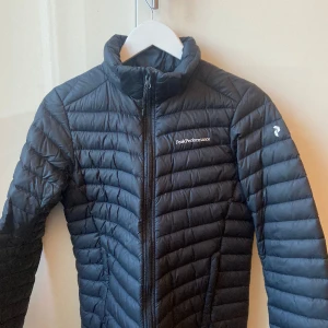 Peak Performance Dunjacka - Säljer numera denna riktigt snygga Peak dunjacka som är i riktigt bra skick och passar perfekt till våren. Passar den med längden 160cm/xs. Hör av er vid frågor! 